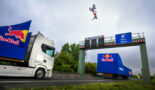 Luc Ackermann doet een FMX-tsunami-backflip tussen rijdende vrachtwagens